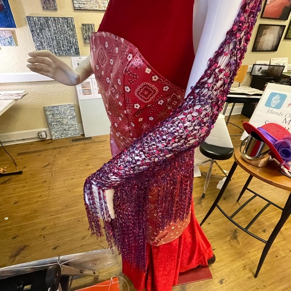 An elegant silk shawl with rich, vibrant colors! Add panache to your wardrobe! - Picture 4 of 5